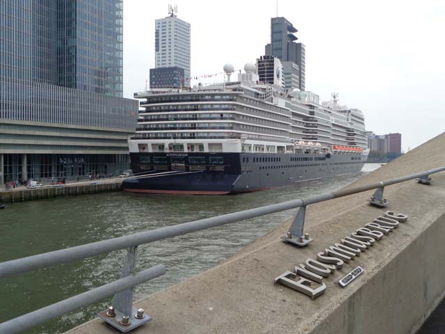 Cruiseschip ms Koningsdam van de Holland America Line aan de Cruise Terminal Rotterdam